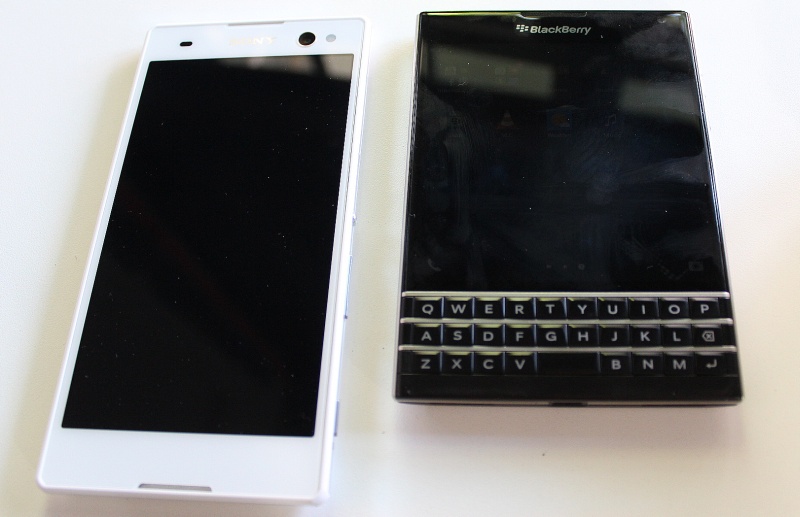 Blackberry Passport Sony Xperia C3 Comparison