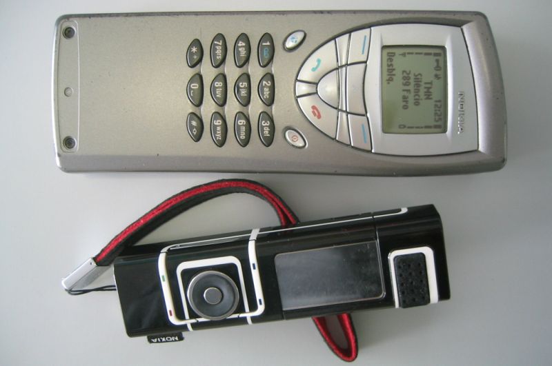 Nokia 6110, playing 2 player Snake with a Nokia 6150 